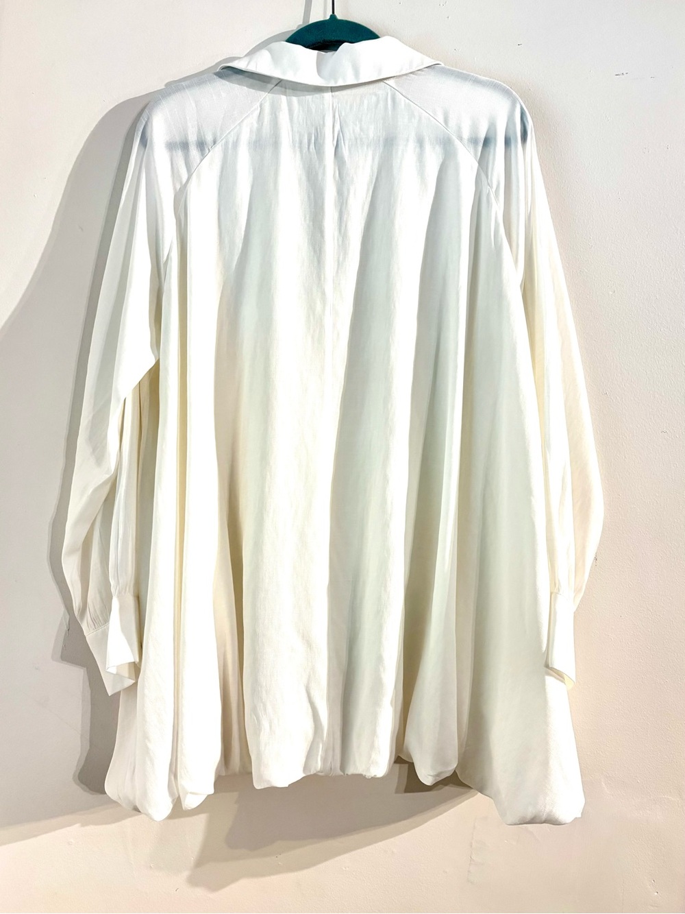 Cozy Casual White V-Neck High-Low Bubble Hem Airy Blouse - Picture 4 of 6